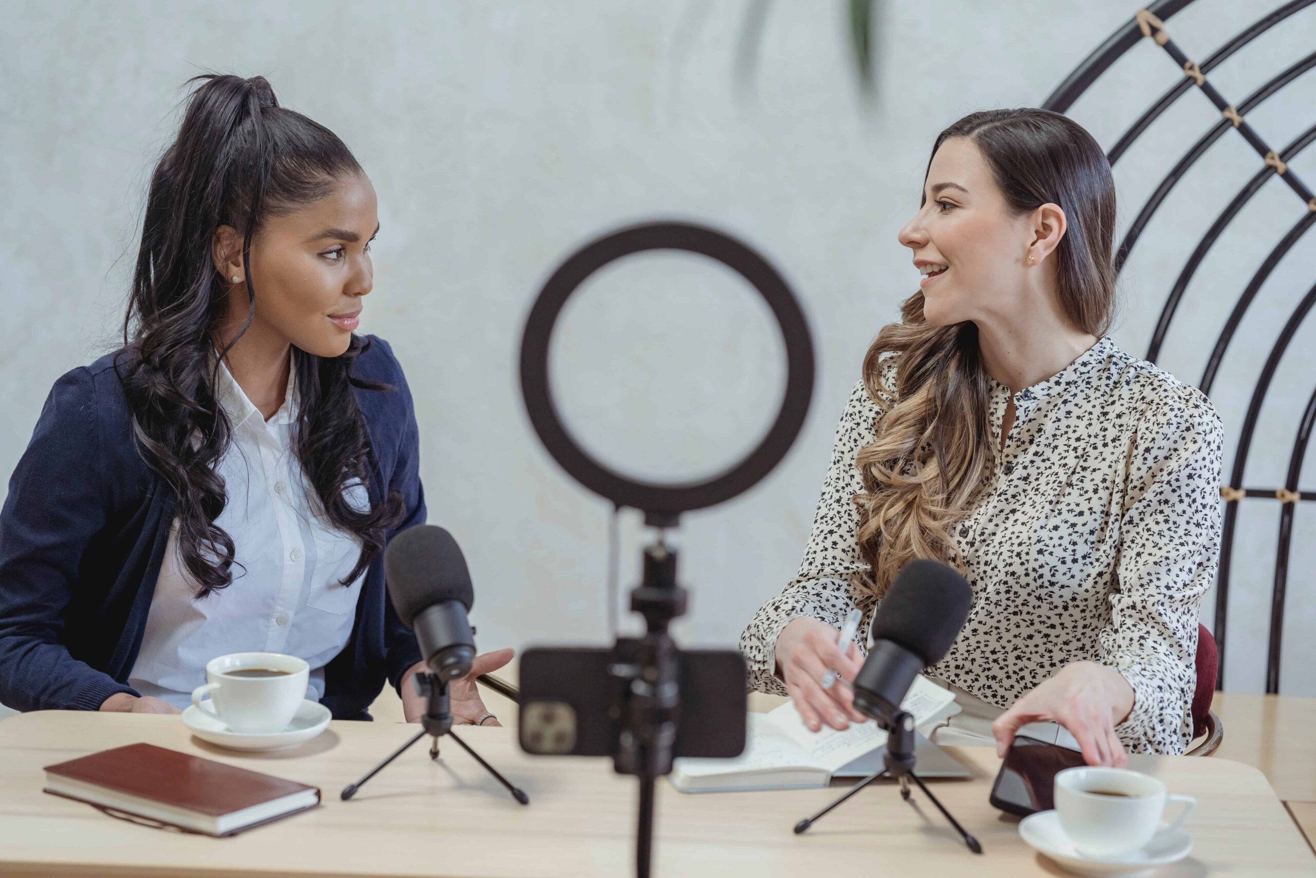 Dos señoras conversando en un podcast