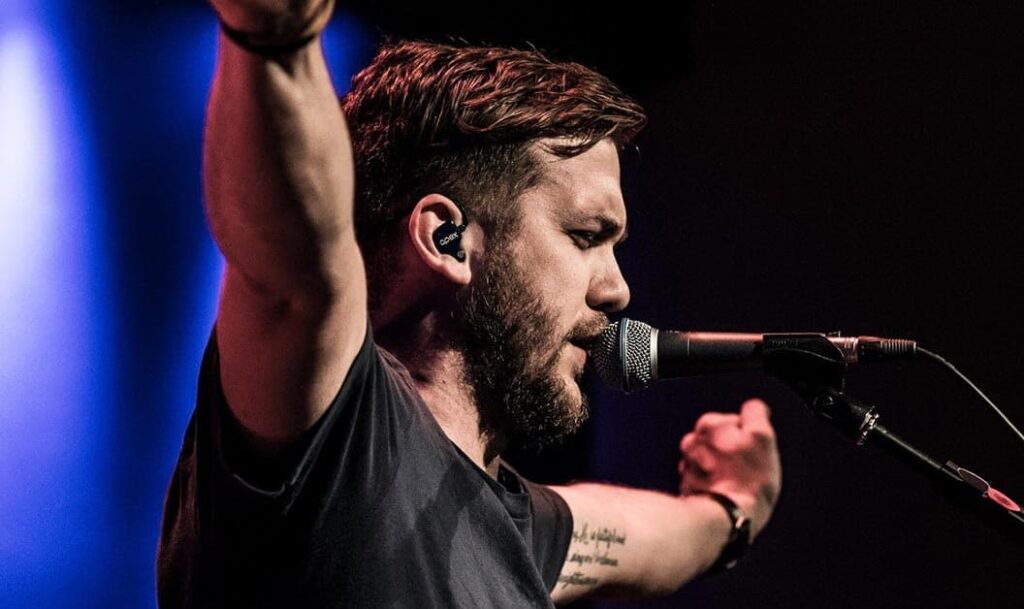 ¿Qué escuchan los cantantes en sus auriculares en el escenario?