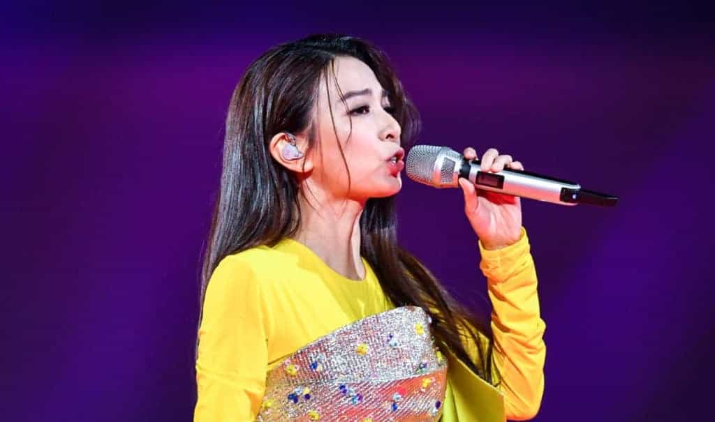 ¿Por qué los cantantes usan auriculares?