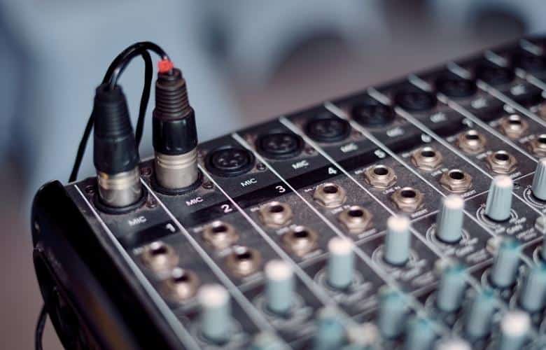Conector de sonido XLR enchufado al mezclador de audio
