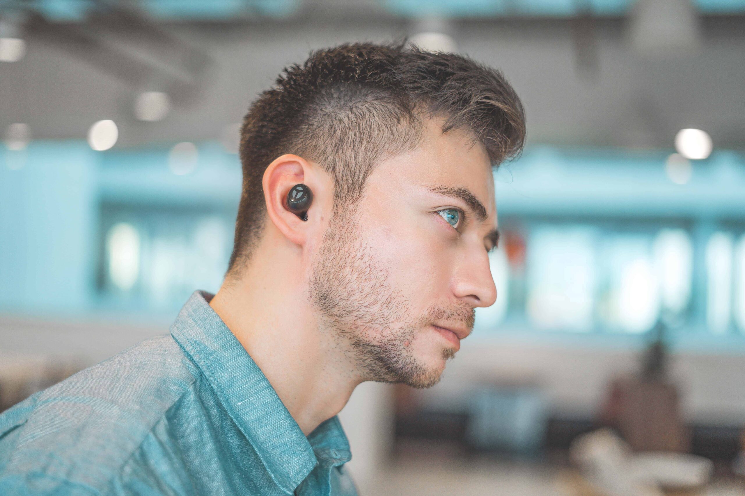 joven, negro pesado, auriculares