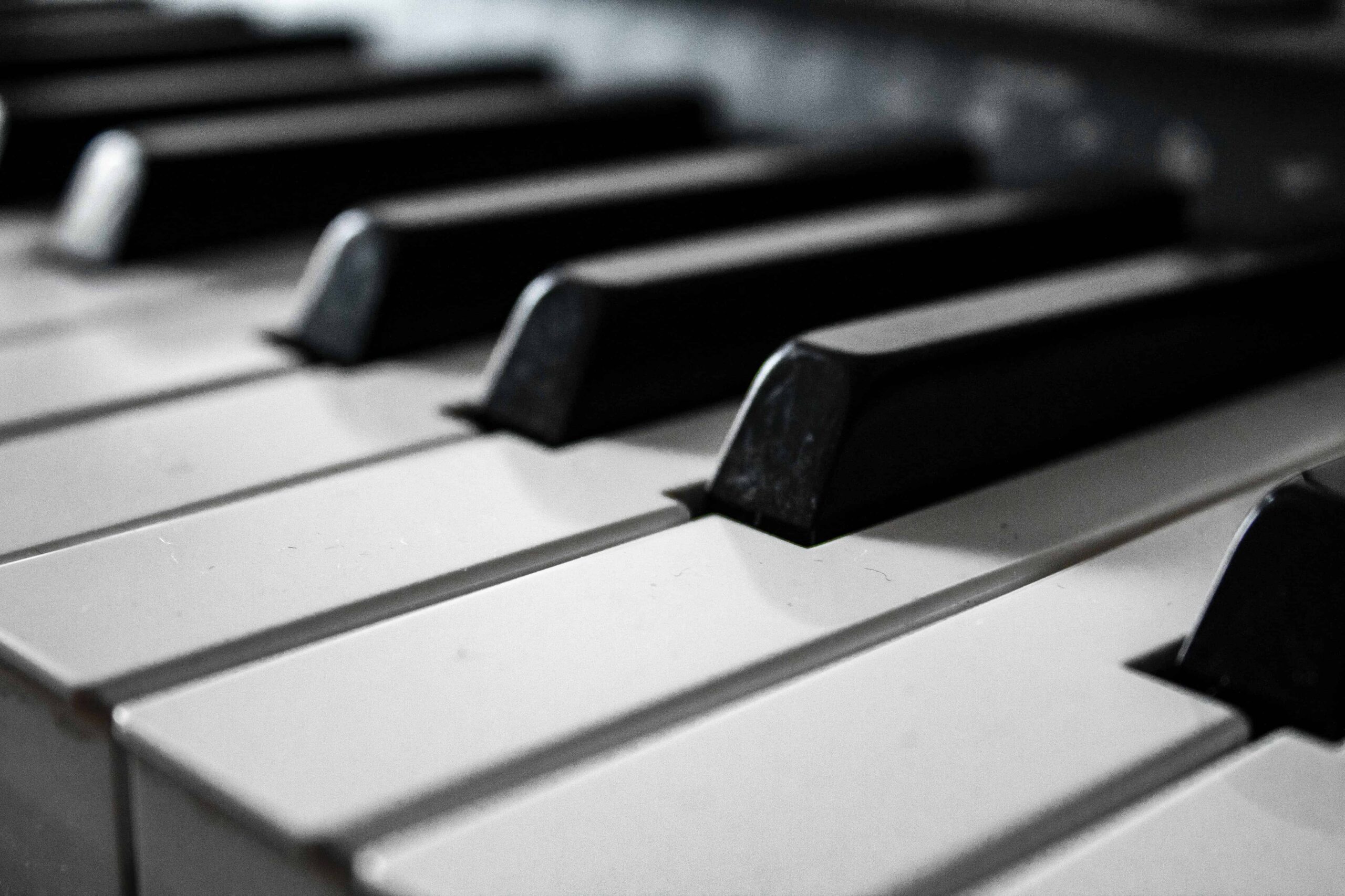 fotografía en escala de grises de un piano